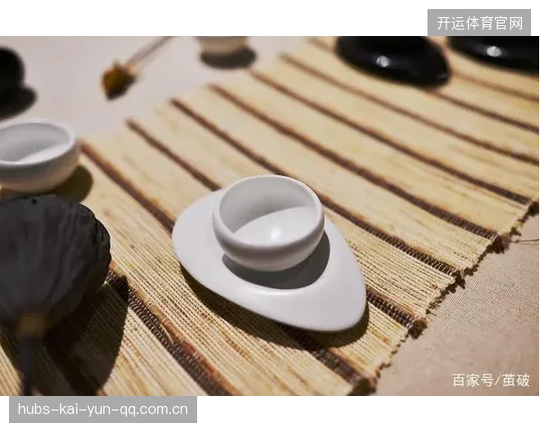 男子与老婆打扑克净身出户：爱情中的金钱智慧与家庭财富观